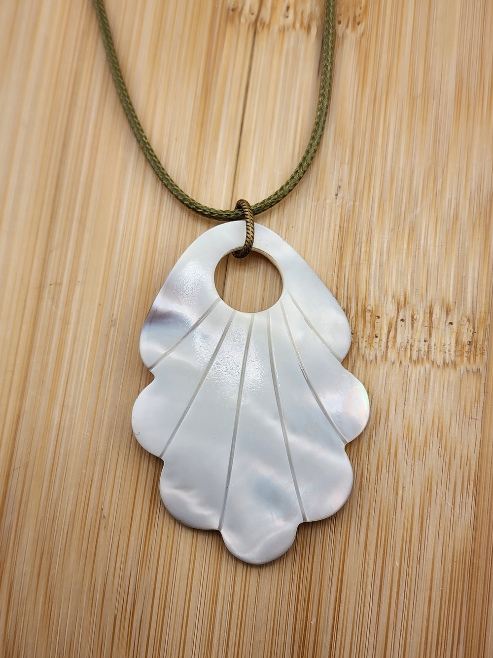 18in To 20in Adj Mother of Pearl Shell Pendant Necklace in White
